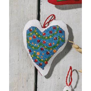 Broderikit Guirlande i hjerte 7 x 8 cm Kompakt broderisæt 7x8cm. Detaljeret guirlande i hjerteform. Kors- og stikkesting for tekstur. Sy på Aida 357/00, hvid farve. 6 farver med DMC Mouliné.