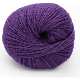 Kremke The Merry Merino 110 GOTS 32 Lila Indhold: 100% merinould Vægt/længde: 50 g = ca. 110 m Anbefalede pinde: 4-5 mm Strikkefasthed: 10 cm = 18 m Vask: Forsigtig maskinvask.