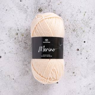 Svarta Fåret Merino 07 Macadamia-nød Indhold: 100% Merinould Vægt/længde: 50 g = ca. 100 meter Anbefalede pinde: 3.5-4.5 mm Strikkefasthed: 10 x 10 cm = 19-21 m x 28-30 p Anbefalede hæklenåle: 4 mm Hæklefasthed: 10 x 10 cm = 17 fm x 20 r Vask: Håndvask, lunkent vand.