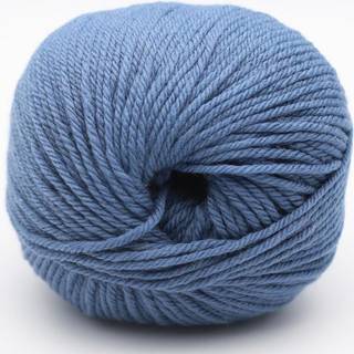 Kremke The Merry Merino 110 GOTS 24 Denim Indhold: 100% merinould Vægt/længde: 50 g = ca. 110 m Anbefalede pinde: 4-5 mm Strikkefasthed: 10 cm = 18 m Vask: Forsigtig maskinvask.