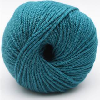 Kremke The Merry Merino 110 GOTS 18 Dark Teal Indhold: 100% merinould Vægt/længde: 50 g = ca. 110 m Anbefalede pinde: 4-5 mm Strikkefasthed: 10 cm = 18 m Vask: Forsigtig maskinvask.