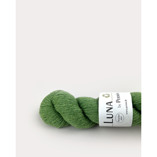 Permin Luna 24 Æblegrøn Indhold: 100% Genanvendt uld Vægt/længde: 50 g = ca. 175 meter Anbefalede pinde: 3,50 mm Strikkefasthed: 10 x 10 cm = 21 masker x 30 rækker Vaskes på uldprogram (maks. 30ºC) / tåler ikke tørretumbling, tørres fladt.