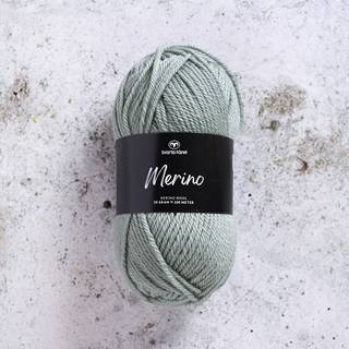 Svarta Fåret Merino 03 Laurbærblad Indhold: 100% Merinould Vægt/længde: 50 g = ca. 100 meter Anbefalede pinde: 3.5-4.5 mm Strikkefasthed: 10 x 10 cm = 19-21 m x 28-30 p Anbefalede hæklenåle: 4 mm Hæklefasthed: 10 x 10 cm = 17 fm x 20 r Vask: Håndvask, lunkent vand.