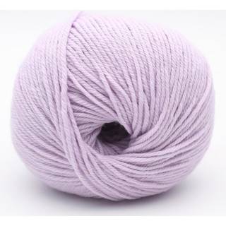 Kremke The Merry Merino 110 GOTS 22 Lilac Indhold: 100% merinould Vægt/længde: 50 g = ca. 110 m Anbefalede pinde: 4-5 mm Strikkefasthed: 10 cm = 18 m Vask: Forsigtig maskinvask.