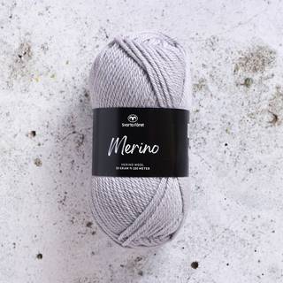Svarta Fåret Merino 02 Grå gigabyte Indhold: 100% Merinould Vægt/længde: 50 g = ca. 100 meter Anbefalede pinde: 3.5-4.5 mm Strikkefasthed: 10 x 10 cm = 19-21 m x 28-30 p Anbefalede hæklenåle: 4 mm Hæklefasthed: 10 x 10 cm = 17 fm x 20 r Vask: Håndvask, lunkent vand.