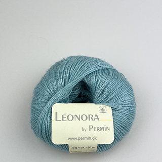 Permin Leonora 37 Sommersky Indhold: 50% silke, 40% uld, 10% mohair Vægt/længde: 25 g = ca. 180 meter Anbefalede pinde: 3.00 mm Strikkefasthed: 10 x 10 cm = 28 m x 40 p Vask: Vaskes i hånden / Tåler ikke tørretumbling / Tørres fladt.