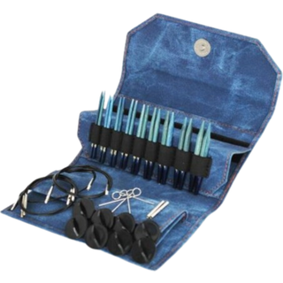 LYKKE Udskiftelige Rundpindesæt Indigo, Blå, 9 cm Materiale: Birketræ Type: Udskiftelige rundpinde Størrelser: 3.25, 3.5, 3.75, 4.0, 4.5, 5.0, 5.5, 6.0 og 6.5 mm Pindelængde: 9 cm Tilbehør: Kabler: 2x 40 cm, 1x 50 cm og 1x 60 cm 2x Kabelovergange 4x Strammenøgler 8x Stoppere.