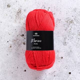 Svarta Fåret Merino Mini 22 Rød hane Indhold:100% superwash merinould Vægt/længde: 50 g = ca. 200 meter Anbefalede pinde: 2.5-3.5 mm Strikkefasthed: 10 x 10 cm = 22-26 m x 30-34p Anbefalet hæklenål: 3mm Hæklefasthed: 20 fm x 24 r Vask:Tåler maskinvask.