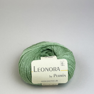 Permin Leonora 34 Matcha Indhold: 50% silke, 40% uld, 10% mohair Vægt/længde: 25 g = ca. 180 meter Anbefalede pinde: 3.00 mm Strikkefasthed: 10 x 10 cm = 28 m x 40 p Vask: Vaskes i hånden / Tåler ikke tørretumbling / Tørres fladt.