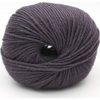 Kremke The Merry Merino 110 GOTS 30 Charcoal Indhold: 100% merinould Vægt/længde: 50 g = ca. 110 m Anbefalede pinde: 4-5 mm Strikkefasthed: 10 cm = 18 m Vask: Forsigtig maskinvask.