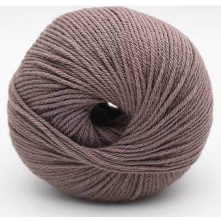 Kremke The Merry Merino 140 GOTS 04 Brown-grey Indhold:100% økologisk merinould Vægt/længde: 50 g = ca. 140 m Anbefalede pinde: 3-4 mm Strikkefasthed: 10 x 10 cm = 20 m x 30 p Vask:Finvask30ºC.