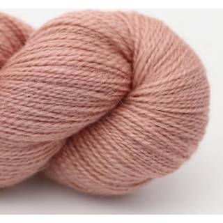 Erika Knight Moorland Mohair 07 Avalonia Pink Indhold: 80% uld (Blue Faced Leicester), 20% mohair Vægt/Længde: 100 g = ca. 420 meter Anbefalede pinde: 2-3 mm Strikkefasthed: 10 cm = 32 m Vask: Håndvask.