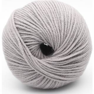 Kremke The Merry Merino 110 GOTS 28 Medium Grey Indhold: 100% merinould Vægt/længde: 50 g = ca. 110 m Anbefalede pinde: 4-5 mm Strikkefasthed: 10 cm = 18 m Vask: Forsigtig maskinvask.