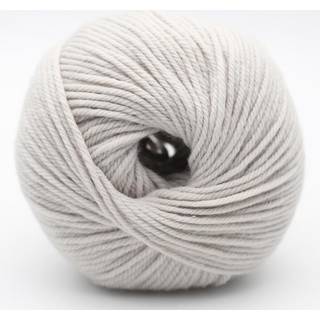 Kremke The Merry Merino 110 GOTS 27 Light Grey Indhold: 100% merinould Vægt/længde: 50 g = ca. 110 m Anbefalede pinde: 4-5 mm Strikkefasthed: 10 cm = 18 m Vask: Forsigtig maskinvask.