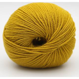 Kremke The Merry Merino 140 GOTS 14 Brass Indhold:100% økologisk merinould Vægt/længde: 50 g = ca. 140 m Anbefalede pinde: 3-4 mm Strikkefasthed: 10 x 10 cm = 20 m x 30 p Vask:Finvask30ºC.