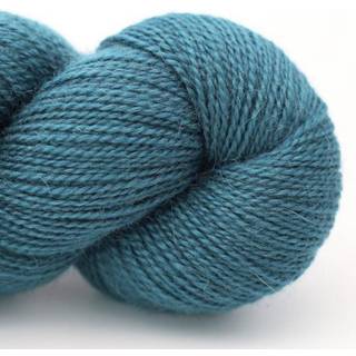 Erika Knight Moorland Mohair 05 Isle of Skye Blue Indhold: 80% uld (Blue Faced Leicester), 20% mohair Vægt/Længde: 100 g = ca. 420 meter Anbefalede pinde: 2-3 mm Strikkefasthed: 10 cm = 32 m Vask: Håndvask.