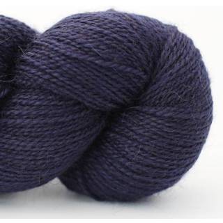 Erika Knight Moorland Mohair 06 Royal Blue Indhold: 80% uld (Blue Faced Leicester), 20% mohair Vægt/Længde: 100 g = ca. 420 meter Anbefalede pinde: 2-3 mm Strikkefasthed: 10 cm = 32 m Vask: Håndvask.