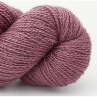 Erika Knight Moorland Mohair 08 Meadow Purple Indhold: 80% uld (Blue Faced Leicester), 20% mohair Vægt/Længde: 100 g = ca. 420 meter Anbefalede pinde: 2-3 mm Strikkefasthed: 10 cm = 32 m Vask: Håndvask.