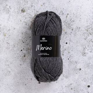 Svarta Fåret Merino 24 Hyrdens grå Indhold: 100% Merinould Vægt/længde: 50 g = ca. 100 meter Anbefalede pinde: 3.5-4.5 mm Strikkefasthed: 10 x 10 cm = 19-21 m x 28-30 p Anbefalede hæklenåle: 4 mm Hæklefasthed: 10 x 10 cm = 17 fm x 20 r Vask: Håndvask, lunkent vand.