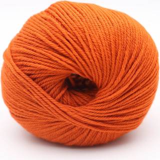 Kremke The Merry Merino 140 GOTS 08 Pumpkin Indhold:100% økologisk merinould Vægt/længde: 50 g = ca. 140 m Anbefalede pinde: 3-4 mm Strikkefasthed: 10 x 10 cm = 20 m x 30 p Vask:Finvask30ºC.