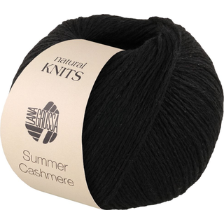 Lana Grossa Summer Cashmere 18 Sort Indhold:90% bomuld, 10% kashmir Vægt/længde:50 gram = ca. 210 meter Anbefalede pinde:3.50 - 4.00 mm Strikkefasthed:10 x 10 cm = 23 m x 30 p Vask:Finvask op til 30°C / Tørres fladt.