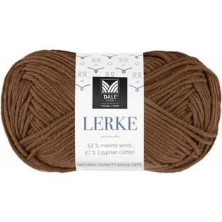 Dale LERKE 8158 Chokolade Materiale: 53% merinould, 47% egyptisk bomuld Vægt/længde: 50 g = ca 115 meter Anbefalede pinde: 4.00 mm Strikkefasthed: 10 cm = 22 m Vask: Uldvask 30°C / Brug vaskemiddel til uld/silke / Brug ikke skyllemiddel / Tørres fladt.