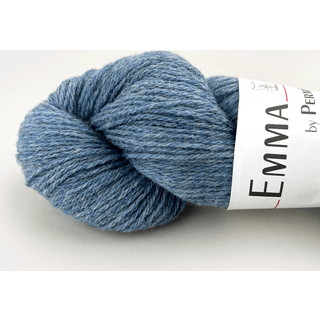 Permin Emma 07 Jeans Indhold: 50% merinould, 50% shetland uld Vægt/længde: 50 g = ca. 170 meter Anbefalede pinde: 3.5 mm Strikkefasthed: 10 x 10 cm = 22 m x 32 p Vask: Maskinvask 30 ℃ / Tåler ikke tørretumbling / Brug aldrig skyllemiddel.