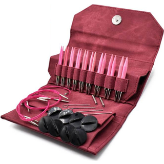 LYKKE Udskiftelige Rundpindesæt Blush, Crimson, 9 cm Materiale: Birketræ Type: Udskiftelige rundpinde Størrelser: 3.25, 3.50, 3.75, 4.00, 4.50, 5.00, 5.50, 6.00 og 6.50 mm Pindelængde: 9 cm Tilbehør: Kabler: 2x40 cm, 1x50 cm og 1x60 cm 2 Kabelovergange 4 Strammenøgler 8 Stoppere.