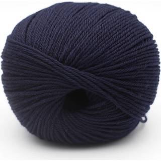 Kremke The Merry Merino 140 GOTS 26 Marine Indhold:100% økologisk merinould Vægt/længde: 50 g = ca. 140 m Anbefalede pinde: 3-4 mm Strikkefasthed: 10 x 10 cm = 20 m x 30 p Vask:Finvask30ºC.