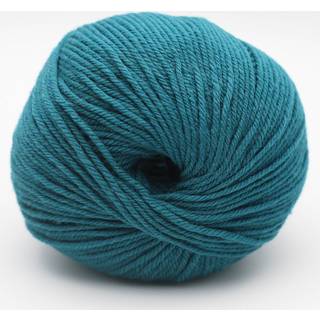 Kremke The Merry Merino 140 GOTS 18 Dark teal Indhold:100% økologisk merinould Vægt/længde: 50 g = ca. 140 m Anbefalede pinde: 3-4 mm Strikkefasthed: 10 x 10 cm = 20 m x 30 p Vask:Finvask30ºC.