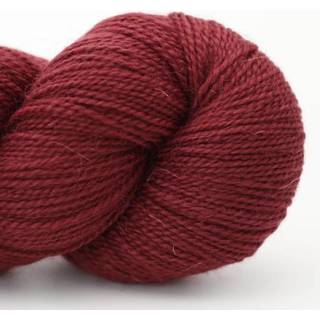 Erika Knight Moorland Mohair 03 Devon Sandstone Red Indhold: 80% uld (Blue Faced Leicester), 20% mohair Vægt/Længde: 100 g = ca. 420 meter Anbefalede pinde: 2-3 mm Strikkefasthed: 10 cm = 32 m Vask: Håndvask.