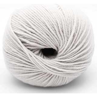 Kremke The Merry Merino 140 GOTS 27 Light grey Indhold:100% økologisk merinould Vægt/længde: 50 g = ca. 140 m Anbefalede pinde: 3-4 mm Strikkefasthed: 10 x 10 cm = 20 m x 30 p Vask:Finvask30ºC.