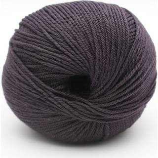 Kremke The Merry Merino 140 GOTS 30 Charcoal Indhold:100% økologisk merinould Vægt/længde: 50 g = ca. 140 m Anbefalede pinde: 3-4 mm Strikkefasthed: 10 x 10 cm = 20 m x 30 p Vask:Finvask30ºC.