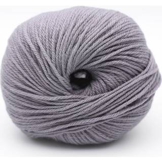 Kremke The Merry Merino 140 GOTS 29 Dark grey Indhold:100% økologisk merinould Vægt/længde: 50 g = ca. 140 m Anbefalede pinde: 3-4 mm Strikkefasthed: 10 x 10 cm = 20 m x 30 p Vask:Finvask30ºC.