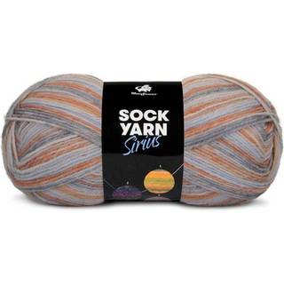 Mayflower Sock Yarn Universe Sirius 04 Lyseblå/Rust/Støvet Blå Indhold: 75% Superwash uld, 25% Polyamid Vægt/længde: 50 gram = ca. 210 meter Anbefalede pinde: 2.50-3.00 mm Strikkefasthed: 10 x 10 cm = 28 m x 42 rk Finvask eller uldvask 40°C / Tørres fladt.
