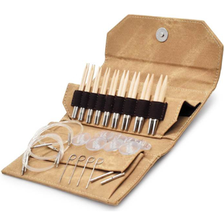 LYKKE Udskiftelige Rundpindesæt Naturale, Tan, 9 cm Materiale: Birketræ Type: Udskiftelige rundpinde Størrelser: 3.25, 3.50, 3.75, 4.00, 4.50, 5.00, 5.50, 6.00 og 6.50 mm Pindelængde: 9 cm Tilbehør: Kabler: 2x40 cm, 1x50 cm og 1x60 cm 2 Kabelovergange 4 Strammenøgler 8 Stoppere.