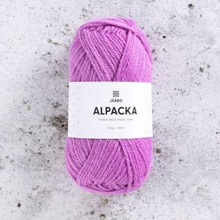Järbo Alpacka 26 Pink herbalist Indhold: 100% alpaca Vægt/længde: 50 g = ca. 100 meter Anbefalede pinde:4 mm Strikkefasthed: 10 x 10 cm = 21 m x 28 p Vask:Håndvask.