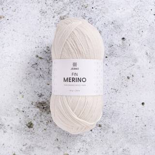 Järbo Fin Merino 00 White daisy Indhold: 100% ubehandlet merinould Vægt/længde: 50 g = ca. 235 meter Anbefalede pinde: 2-3 mm Strikkefasthed: 10 x 10 cm = 28-30 m x 38-40 p Vask:Håndvask.