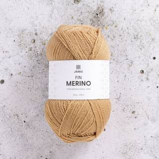 Järbo Fin Merino 08 Beige desert Indhold: 100% ubehandlet merinould Vægt/længde: 50 g = ca. 235 meter Anbefalede pinde: 2-3 mm Strikkefasthed: 10 x 10 cm = 28-30 m x 38-40 p Vask:Håndvask.