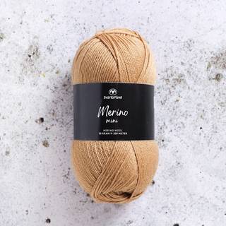 Svarta Fåret Merino Mini 10 Smørkaramel Indhold:100% superwash merinould Vægt/længde: 50 g = ca 200 meter Anbefalede pinde: 2.50-3.50 mm Strikkefasthed: 10 x 10 cm = 22-26 m x 30-34p Anbefalet hæklenål: 3.00 mm Hæklefasthed: 10 x 10 cm =20 fm x 24 r Vask:Tåler maskinvask.