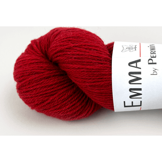Permin Emma 11 Rød Indhold: 50% merinould, 50% shetland uld Vægt/længde: 50 g = ca. 170 meter Anbefalede pinde: 3.5 mm Strikkefasthed: 10 x 10 cm = 22 m x 32 p Vask: Maskinvask 30 ℃ / Tåler ikke tørretumbling / Brug aldrig skyllemiddel.