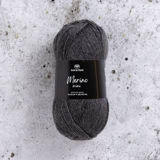 Svarta Fåret Merino Mini 24 Hyrdegrå Indhold:100% superwash merinould Vægt/længde: 50 g = ca. 200 meter Anbefalede pinde: 2.5-3.5 mm Strikkefasthed: 10 x 10 cm = 22-26 m x 30-34p Anbefalet hæklenål: 3mm Hæklefasthed: 20 fm x 24 r Vask:Tåler maskinvask.