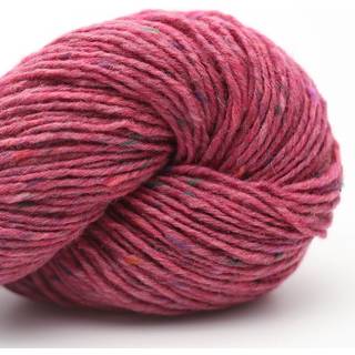 Erika Knight Pure Tweed 4736 Melrose Abbey Pink Indhold: 100% uld Vægt/længde: 100 g = ca. 160 meter Anbefalede pinde: 5-6 mm Strikkefasthed: 10 x 10 cm = 16 m x 24 p Vask: Håndvask/ Tåler ikke tørretumbling.