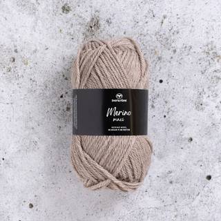 Svarta Fåret Merino Maxi 06 Rene kyster Indhold: 100% Merinould Vægt/længde: 50 g = ca. 80 meter Anbefalede pinde: 4.5-5.5 mm Strikkefasthed: 10 x 10 cm = 16-18 m x 22-24 p Anbefalede hæklenåle: 5 mm Hæklefasthed: 10 x 10 cm = 14 fm x 17 r Vask: Håndvask, lunkent vand.