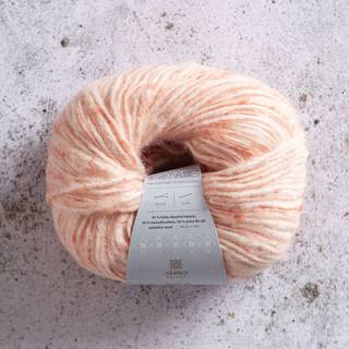 Järbo Select No 5 Botanically Dyed Alpaca Blend 03 Turmeric powder Indhold: 42% baby alpaca, 30% bomuld, 28% ekstrafin uld Vægt/længde: 50 g = ca. 100 meter Anbefalede pinde: 4.5 mm Strikkefasthed: 10 x 10 cm = 16 m x 20 p Anbefalet hæklenål:5mm Hæklefasthed:12 fm x 15 r Vask:Håndvask.
