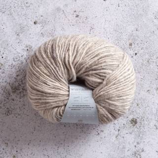 Järbo Select No 5 Botanically Dyed Alpaca Blend 06 Nettle leaves Indhold: 42% baby alpaca, 30% bomuld, 28% ekstrafin uld Vægt/længde: 50 g = ca. 100 meter Anbefalede pinde: 4.5 mm Strikkefasthed: 10 x 10 cm = 16 m x 20 p Anbefalet hæklenål:5mm Hæklefasthed:12 fm x 15 r Vask:Håndvask.