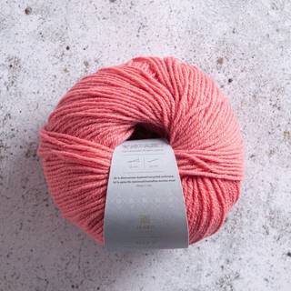 Järbo Select No 2 Recycled Cashmere Blend 12 Magnolia Indhold: 50% genanvendt cashmere, 50% merinould Vægt/længde: 50 g = ca. 175 meter Anbefalede pinde: 3.5 mm Strikkefasthed: 10 x 10 cm = 21 m x 29 p Anbefalet hæklenål: 3.5mm Hæklefasthed: 19 fm x 22 r Vask:Håndvask.