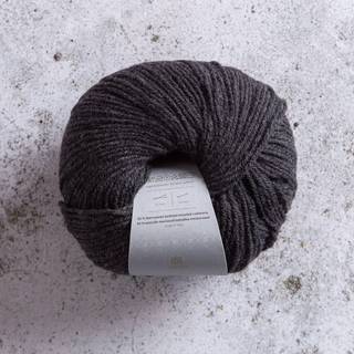 Järbo Select No 2 Recycled Cashmere Blend 04 Ebony Indhold: 50% genanvendt cashmere, 50% merinould Vægt/længde: 50 g = ca. 175 meter Anbefalede pinde: 3.5 mm Strikkefasthed: 10 x 10 cm = 21 m x 29 p Anbefalet hæklenål: 3.5mm Hæklefasthed: 19 fm x 22 r Vask:Håndvask.