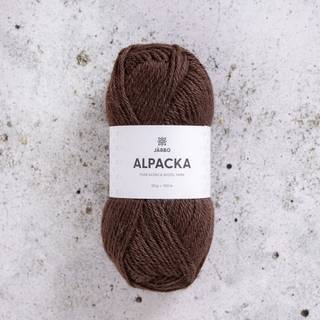 Järbo Alpacka 07 Brown pinecone Indhold: 100% alpaca Vægt/længde: 50 g = ca. 100 meter Anbefalede pinde:4 mm Strikkefasthed: 10 x 10 cm = 21 m x 28 p Vask:Håndvask.