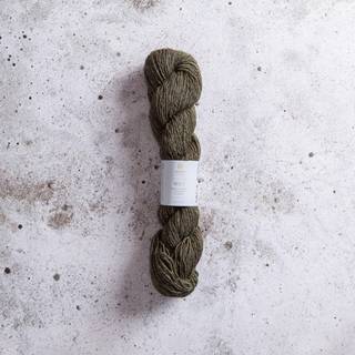 Järbo Select NO 1 Mohair Tweed 22312 bonny glen wood Indhold:70% merinould, 30% mohair Vægt/længde=50g = ca. 110 m Strikkepinde: 4,00 mm Hæklenåle: 4,00 mm Strikkefasthed: 10 x 10 cm = 19 masker x 26 pinde Vaskeanvisninger: Håndvask.